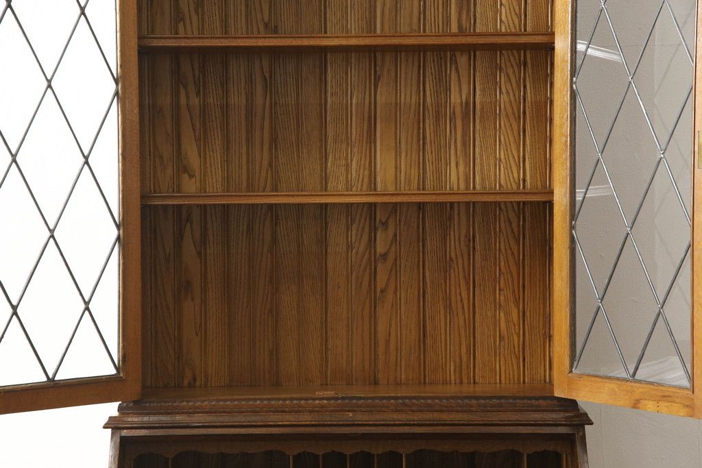 ビューローブックケースを綺麗に再生!高品質リペアを施し、ガラスの破損部分は交換。木部はワントーン落ち着いた色に着色仕上げ。