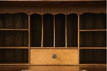 ビューローブックケースを綺麗に再生!高品質リペアを施し、ガラスの破損部分は交換。木部はワントーン落ち着いた色に着色仕上げ。