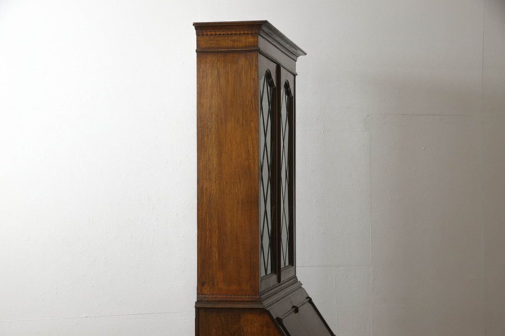 ビューローブックケースを綺麗に再生!高品質リペアを施し、ガラスの破損部分は交換。木部はワントーン落ち着いた色に着色仕上げ。