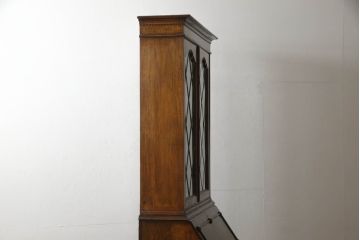 ビューローブックケースを綺麗に再生!高品質リペアを施し、ガラスの破損部分は交換。木部はワントーン落ち着いた色に着色仕上げ。