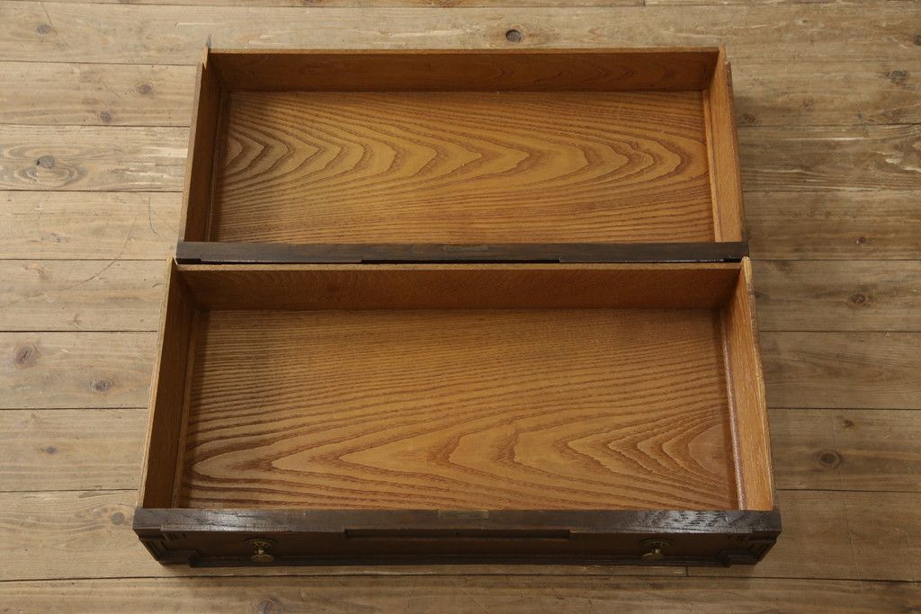 ビューローブックケースを綺麗に再生!高品質リペアを施し、ガラスの破損部分は交換。木部はワントーン落ち着いた色に着色仕上げ。