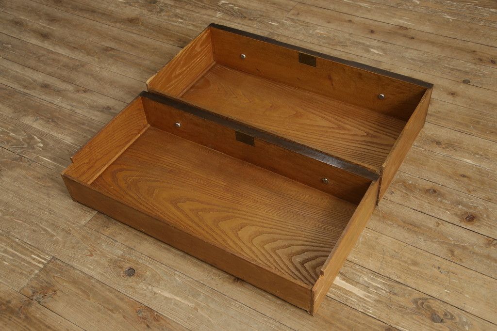 ビューローブックケースを綺麗に再生!高品質リペアを施し、ガラスの破損部分は交換。木部はワントーン落ち着いた色に着色仕上げ。