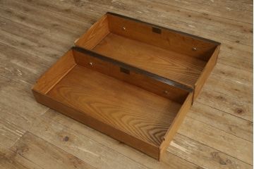 ビューローブックケースを綺麗に再生!高品質リペアを施し、ガラスの破損部分は交換。木部はワントーン落ち着いた色に着色仕上げ。