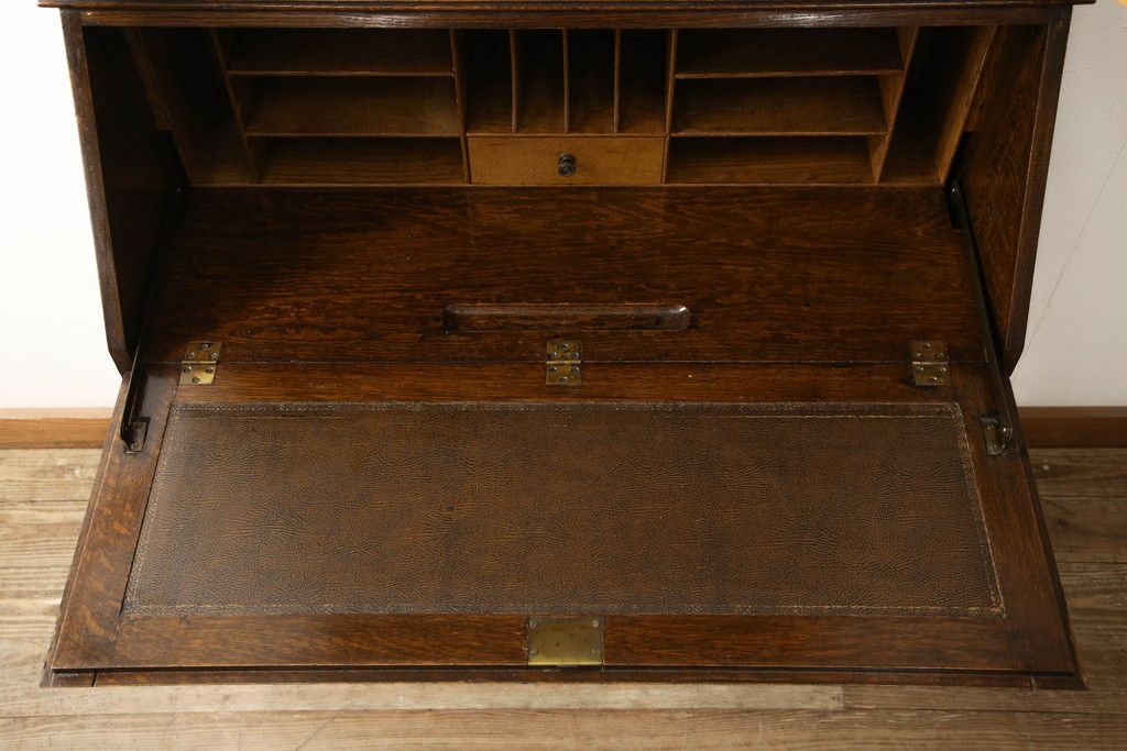 ビューローブックケースを綺麗に再生!高品質リペアを施し、ガラスの破損部分は交換。木部はワントーン落ち着いた色に着色仕上げ。