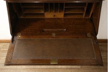 ビューローブックケースを綺麗に再生!高品質リペアを施し、ガラスの破損部分は交換。木部はワントーン落ち着いた色に着色仕上げ。