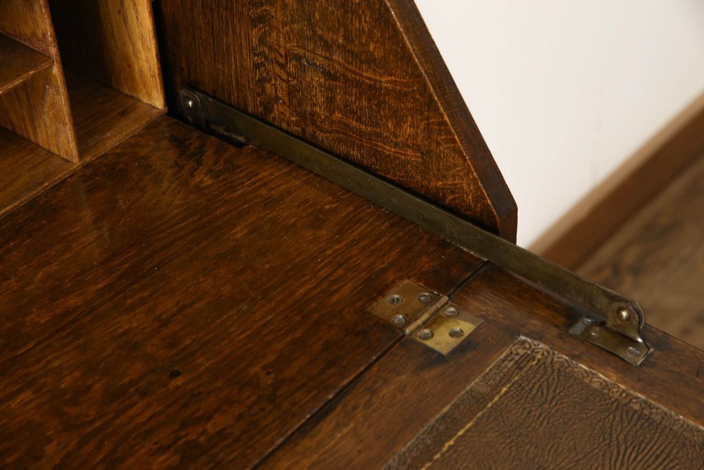 ビューローブックケースを綺麗に再生!高品質リペアを施し、ガラスの破損部分は交換。木部はワントーン落ち着いた色に着色仕上げ。