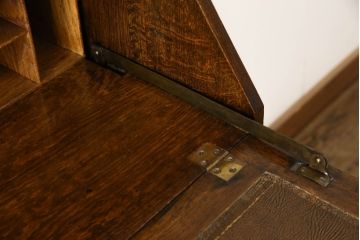 ビューローブックケースを綺麗に再生!高品質リペアを施し、ガラスの破損部分は交換。木部はワントーン落ち着いた色に着色仕上げ。