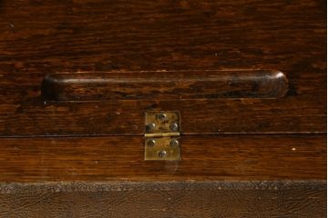 ビューローブックケースを綺麗に再生!高品質リペアを施し、ガラスの破損部分は交換。木部はワントーン落ち着いた色に着色仕上げ。