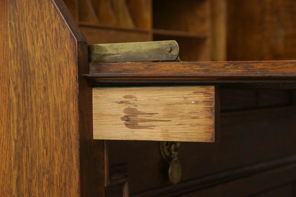 ビューローブックケースを綺麗に再生!高品質リペアを施し、ガラスの破損部分は交換。木部はワントーン落ち着いた色に着色仕上げ。