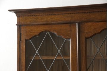 ビューローブックケースを綺麗に再生!高品質リペアを施し、ガラスの破損部分は交換。木部はワントーン落ち着いた色に着色仕上げ。