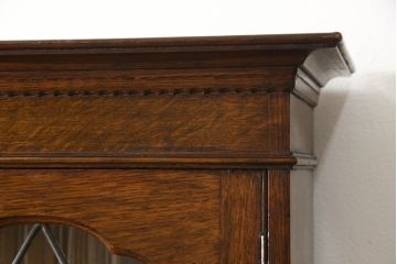 ビューローブックケースを綺麗に再生!高品質リペアを施し、ガラスの破損部分は交換。木部はワントーン落ち着いた色に着色仕上げ。