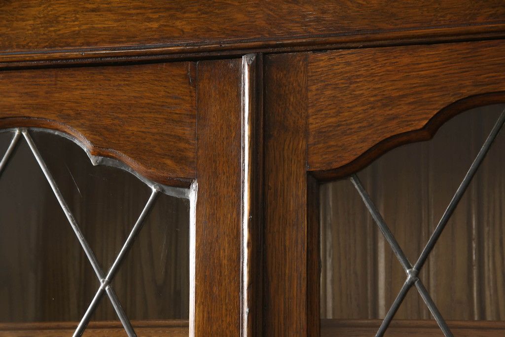 ビューローブックケースを綺麗に再生!高品質リペアを施し、ガラスの破損部分は交換。木部はワントーン落ち着いた色に着色仕上げ。