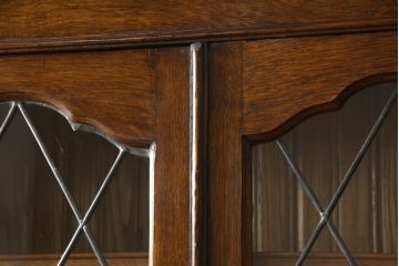 ビューローブックケースを綺麗に再生!高品質リペアを施し、ガラスの破損部分は交換。木部はワントーン落ち着いた色に着色仕上げ。