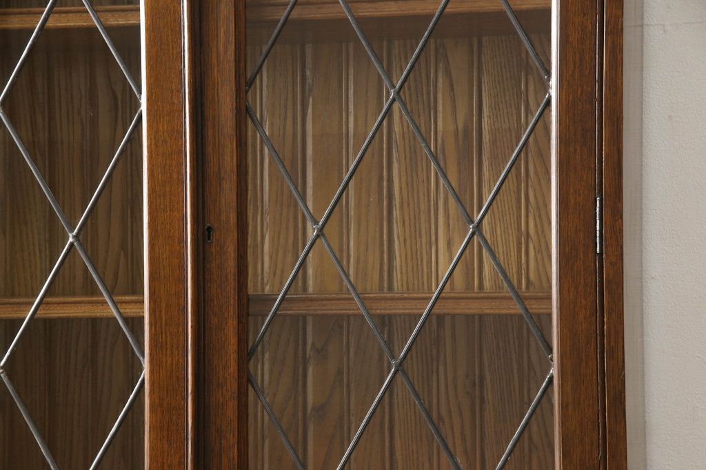 ビューローブックケースを綺麗に再生!高品質リペアを施し、ガラスの破損部分は交換。木部はワントーン落ち着いた色に着色仕上げ。