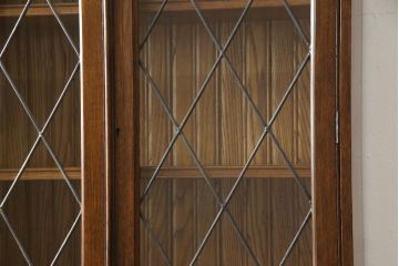 ビューローブックケースを綺麗に再生!高品質リペアを施し、ガラスの破損部分は交換。木部はワントーン落ち着いた色に着色仕上げ。