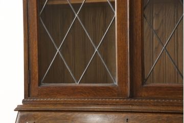 ビューローブックケースを綺麗に再生!高品質リペアを施し、ガラスの破損部分は交換。木部はワントーン落ち着いた色に着色仕上げ。