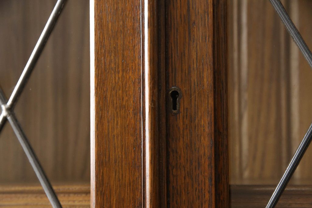 ビューローブックケースを綺麗に再生!高品質リペアを施し、ガラスの破損部分は交換。木部はワントーン落ち着いた色に着色仕上げ。