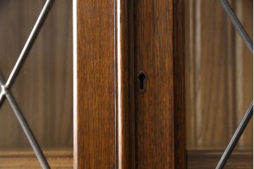 ビューローブックケースを綺麗に再生!高品質リペアを施し、ガラスの破損部分は交換。木部はワントーン落ち着いた色に着色仕上げ。