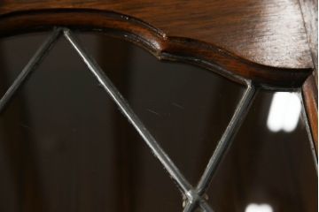 ビューローブックケースを綺麗に再生!高品質リペアを施し、ガラスの破損部分は交換。木部はワントーン落ち着いた色に着色仕上げ。