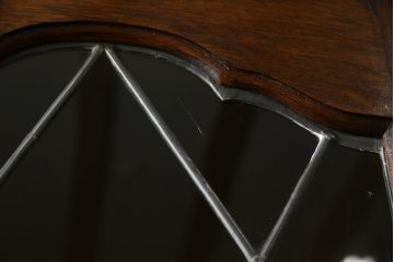 ビューローブックケースを綺麗に再生!高品質リペアを施し、ガラスの破損部分は交換。木部はワントーン落ち着いた色に着色仕上げ。