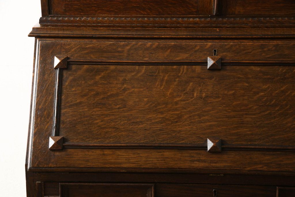 ビューローブックケースを綺麗に再生!高品質リペアを施し、ガラスの破損部分は交換。木部はワントーン落ち着いた色に着色仕上げ。