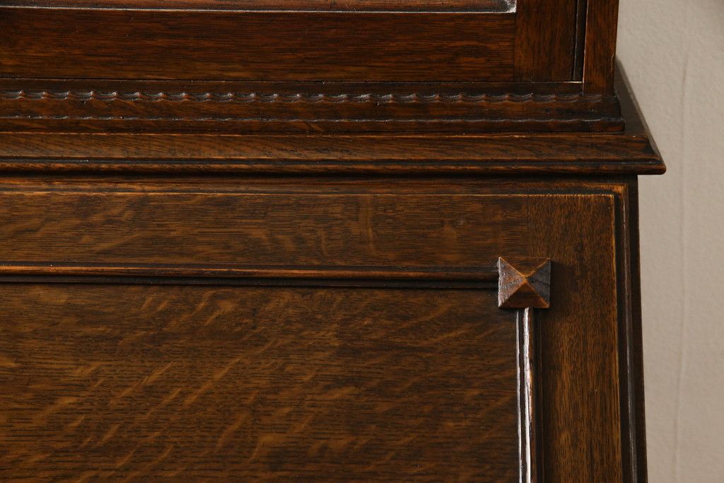 ビューローブックケースを綺麗に再生!高品質リペアを施し、ガラスの破損部分は交換。木部はワントーン落ち着いた色に着色仕上げ。