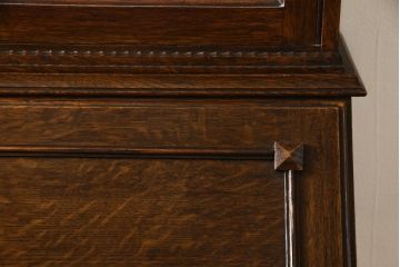 ビューローブックケースを綺麗に再生!高品質リペアを施し、ガラスの破損部分は交換。木部はワントーン落ち着いた色に着色仕上げ。