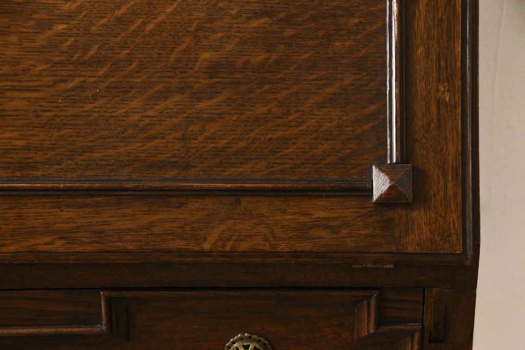 ビューローブックケースを綺麗に再生!高品質リペアを施し、ガラスの破損部分は交換。木部はワントーン落ち着いた色に着色仕上げ。