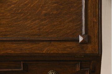 ビューローブックケースを綺麗に再生!高品質リペアを施し、ガラスの破損部分は交換。木部はワントーン落ち着いた色に着色仕上げ。