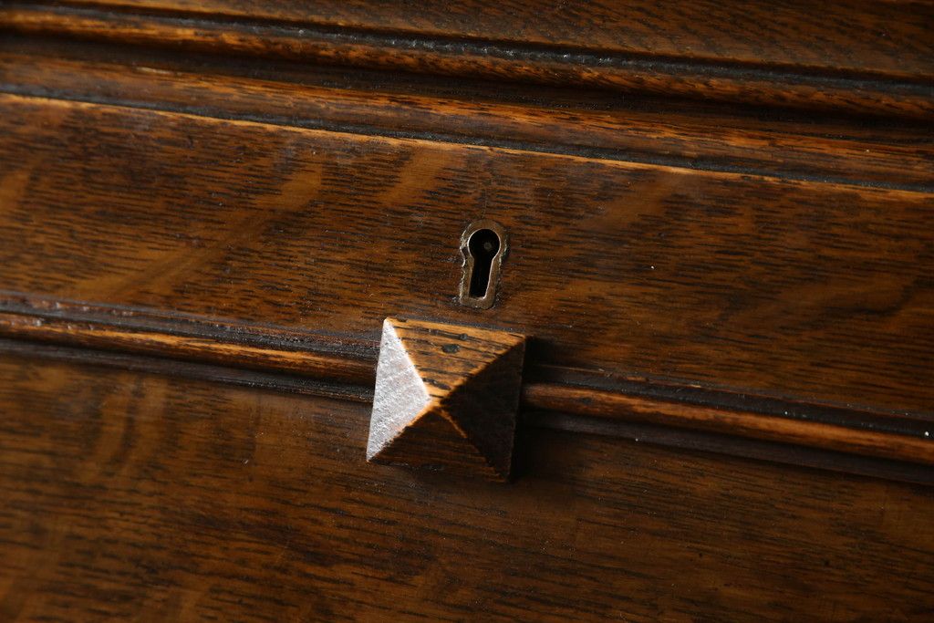 ビューローブックケースを綺麗に再生!高品質リペアを施し、ガラスの破損部分は交換。木部はワントーン落ち着いた色に着色仕上げ。