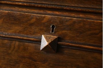 ビューローブックケースを綺麗に再生!高品質リペアを施し、ガラスの破損部分は交換。木部はワントーン落ち着いた色に着色仕上げ。