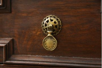 ビューローブックケースを綺麗に再生!高品質リペアを施し、ガラスの破損部分は交換。木部はワントーン落ち着いた色に着色仕上げ。