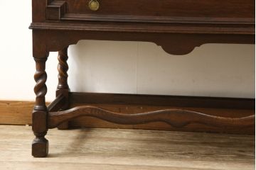 ビューローブックケースを綺麗に再生!高品質リペアを施し、ガラスの破損部分は交換。木部はワントーン落ち着いた色に着色仕上げ。