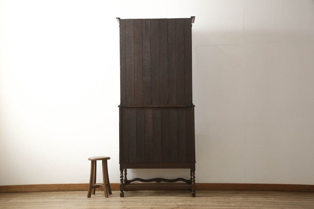 ビューローブックケースを綺麗に再生!高品質リペアを施し、ガラスの破損部分は交換。木部はワントーン落ち着いた色に着色仕上げ。