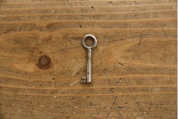 ビューローブックケースを綺麗に再生!高品質リペアを施し、ガラスの破損部分は交換。木部はワントーン落ち着いた色に着色仕上げ。