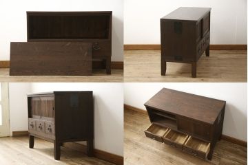 3段重ね桐箪笥を2つのローボードとキャビネットにリメイク!上段の引き戸内の棚は撤去し、新たな棚を製作。天板と脚を追加しローボードに。中段は天板と台輪を取り付けキャビネットに。下段は天板を補強し脚を取り付けてリビングボードに。全てを濃茶のステイン塗料仕上げ。