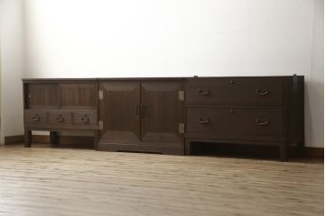 3段重ね桐箪笥を2つのローボードとキャビネットにリメイク!上段の引き戸内の棚は撤去し、新たな棚を製作。天板と脚を追加しローボードに。中段は天板と台輪を取り付けキャビネットに。下段は天板を補強し脚を取り付けてリビングボードに。全てを濃茶のステイン塗料仕上げ。