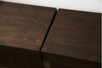 3段重ね桐箪笥を2つのローボードとキャビネットにリメイク!上段の引き戸内の棚は撤去し、新たな棚を製作。天板と脚を追加しローボードに。中段は天板と台輪を取り付けキャビネットに。下段は天板を補強し脚を取り付けてリビングボードに。全てを濃茶のステイン塗料仕上げ。