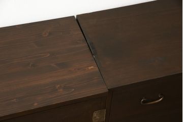 3段重ね桐箪笥を2つのローボードとキャビネットにリメイク!上段の引き戸内の棚は撤去し、新たな棚を製作。天板と脚を追加しローボードに。中段は天板と台輪を取り付けキャビネットに。下段は天板を補強し脚を取り付けてリビングボードに。全てを濃茶のステイン塗料仕上げ。