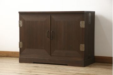 3段重ね桐箪笥を2つのローボードとキャビネットにリメイク!上段の引き戸内の棚は撤去し、新たな棚を製作。天板と脚を追加しローボードに。中段は天板と台輪を取り付けキャビネットに。下段は天板を補強し脚を取り付けてリビングボードに。全てを濃茶のステイン塗料仕上げ。
