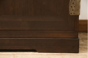 3段重ね桐箪笥を2つのローボードとキャビネットにリメイク!上段の引き戸内の棚は撤去し、新たな棚を製作。天板と脚を追加しローボードに。中段は天板と台輪を取り付けキャビネットに。下段は天板を補強し脚を取り付けてリビングボードに。全てを濃茶のステイン塗料仕上げ。