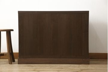 3段重ね桐箪笥を2つのローボードとキャビネットにリメイク!上段の引き戸内の棚は撤去し、新たな棚を製作。天板と脚を追加しローボードに。中段は天板と台輪を取り付けキャビネットに。下段は天板を補強し脚を取り付けてリビングボードに。全てを濃茶のステイン塗料仕上げ。