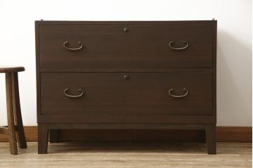 3段重ね桐箪笥を2つのローボードとキャビネットにリメイク!上段の引き戸内の棚は撤去し、新たな棚を製作。天板と脚を追加しローボードに。中段は天板と台輪を取り付けキャビネットに。下段は天板を補強し脚を取り付けてリビングボードに。全てを濃茶のステイン塗料仕上げ。