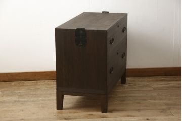 3段重ね桐箪笥を2つのローボードとキャビネットにリメイク!上段の引き戸内の棚は撤去し、新たな棚を製作。天板と脚を追加しローボードに。中段は天板と台輪を取り付けキャビネットに。下段は天板を補強し脚を取り付けてリビングボードに。全てを濃茶のステイン塗料仕上げ。
