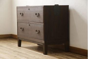 3段重ね桐箪笥を2つのローボードとキャビネットにリメイク!上段の引き戸内の棚は撤去し、新たな棚を製作。天板と脚を追加しローボードに。中段は天板と台輪を取り付けキャビネットに。下段は天板を補強し脚を取り付けてリビングボードに。全てを濃茶のステイン塗料仕上げ。