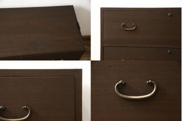 3段重ね桐箪笥を2つのローボードとキャビネットにリメイク!上段の引き戸内の棚は撤去し、新たな棚を製作。天板と脚を追加しローボードに。中段は天板と台輪を取り付けキャビネットに。下段は天板を補強し脚を取り付けてリビングボードに。全てを濃茶のステイン塗料仕上げ。