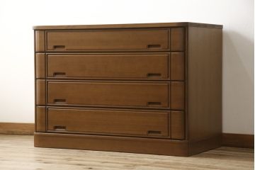 2段重ね箪笥をチェストにリメイク!下段の4段を使い、サイズを小さく加工。ヒノキ材の天板を取り付け、本体と合うよう着色。