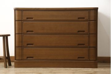 2段重ね箪笥をチェストにリメイク!下段の4段を使い、サイズを小さく加工。ヒノキ材の天板を取り付け、本体と合うよう着色。