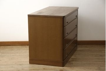 2段重ね箪笥をチェストにリメイク!下段の4段を使い、サイズを小さく加工。ヒノキ材の天板を取り付け、本体と合うよう着色。