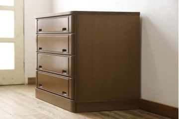 2段重ね箪笥をチェストにリメイク!下段の4段を使い、サイズを小さく加工。ヒノキ材の天板を取り付け、本体と合うよう着色。